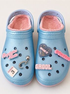 Mean Girls Crocs with Themed Jibbitz Charms – Women’s Size 8